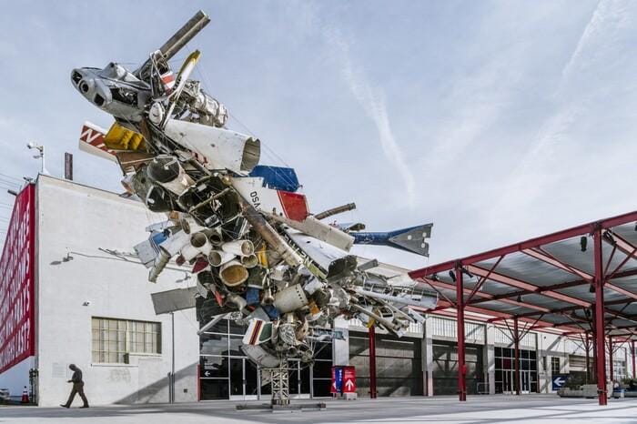 obra de arte en el museo contemporáneo de arte de Los Ángeles en la fachada expuesto al aire libre