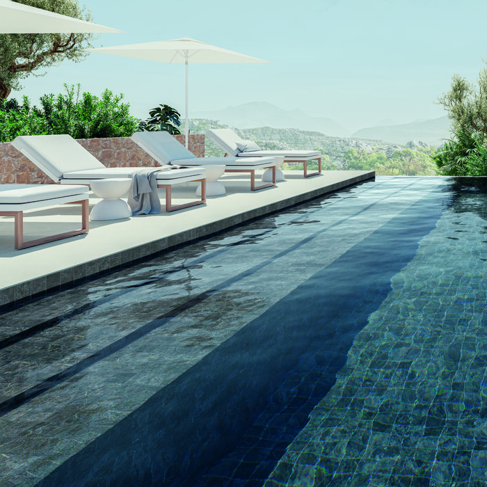 piscina en zona de montaña con cerámica azul dentro