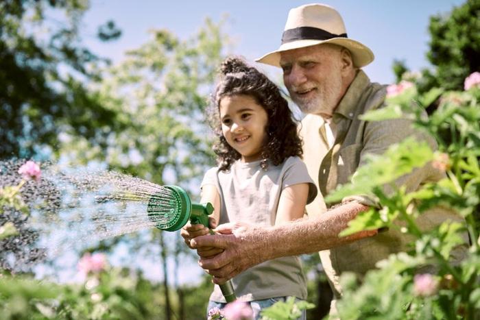 modelos niña y abuela con un pulverizador de agua