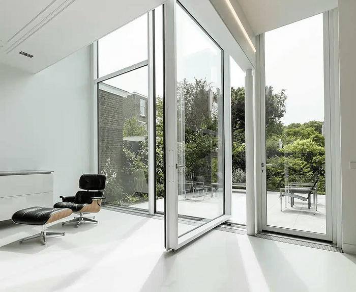 Perta pivotante blanca abierta en una casa baja