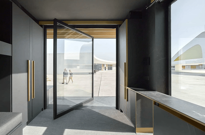 Puerta pivotante abierta en color negro