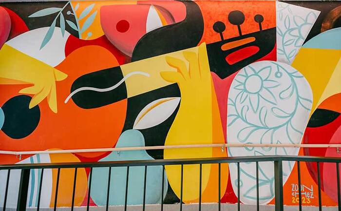 Arte colorido hecho por Rubén Sánchez en Valencia Viveros Livensa Living