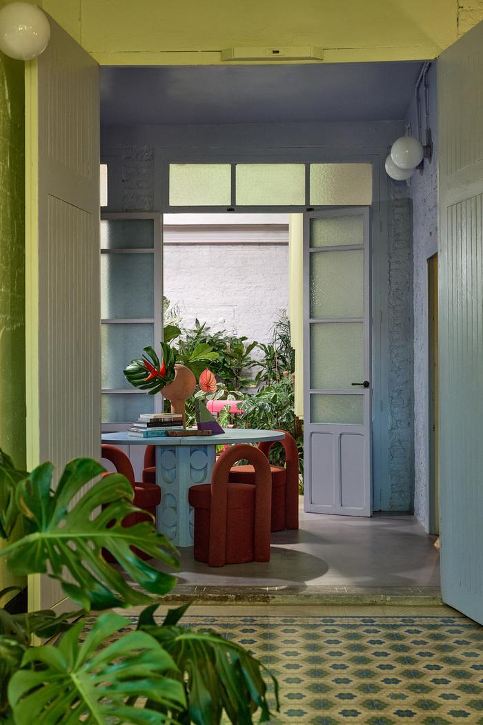 salón jardín con sillas rojas y plantas de masquespacio