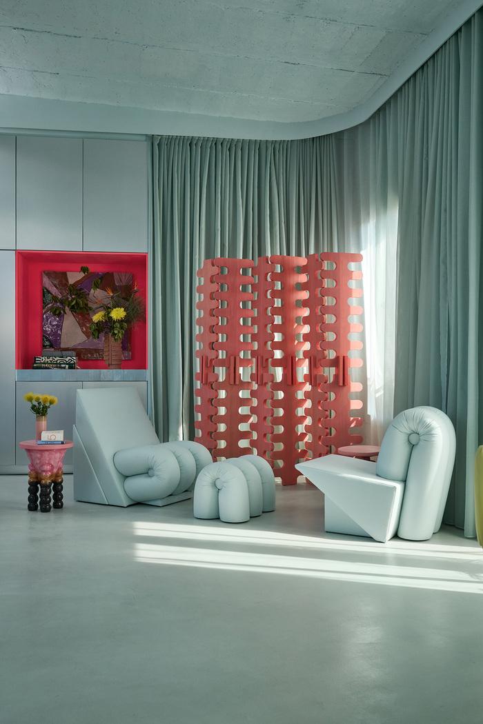 sofá blanco en salón de masquespacio