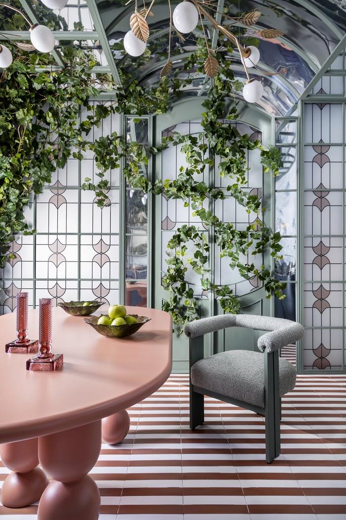 mesa rosa con ventajas con plantas