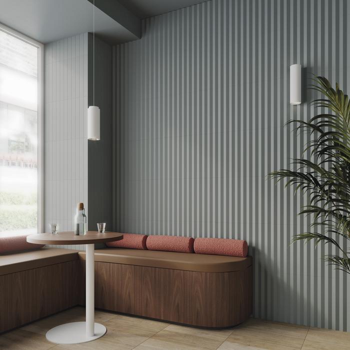 zona de descanso con pared de relieve azulado gris