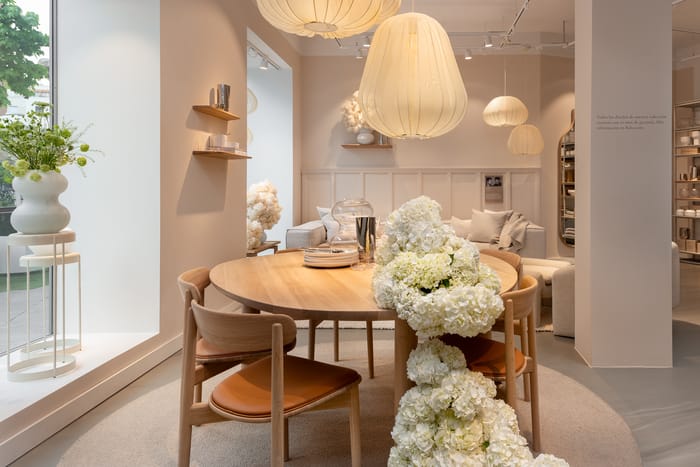 tienda de diseño escandinavo mesa con rosas blancas