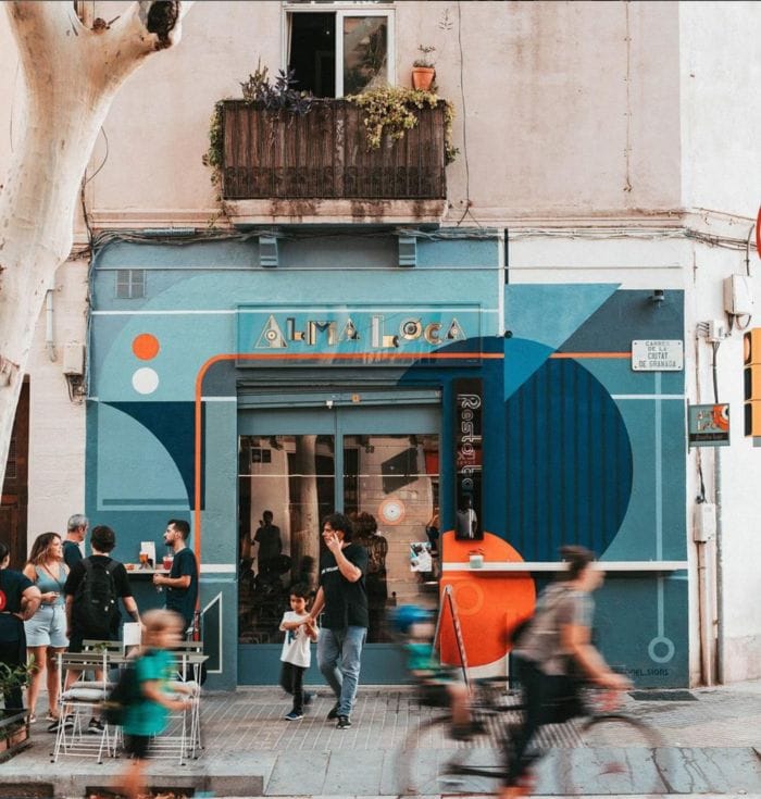 fachada azul de Alma Loca y terraza