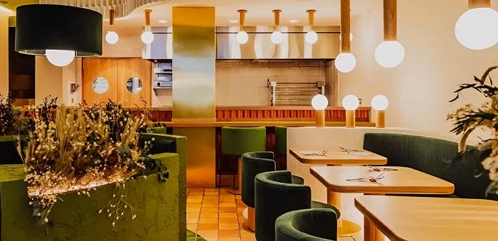 Restaurante con un equipamiento comercial a medida en tonos verdes
