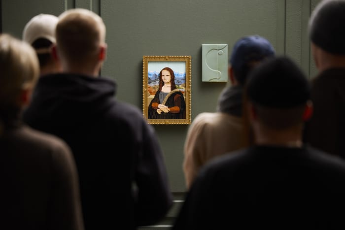 exhibición del cuadro de Lego de la Mona Lisa vista por varias personas
