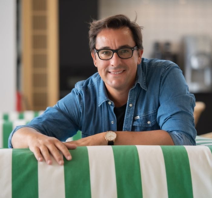 Manuel Delgando posando en Sofá de rayas verdes