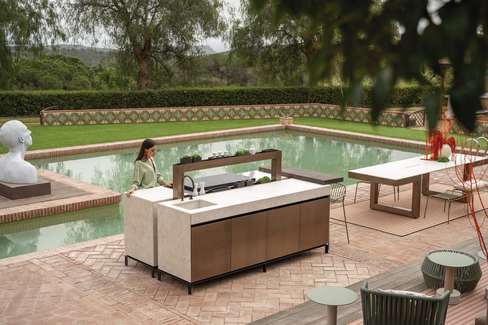 Exposición en el exterior de la cocina vanguardista de Pura con Novara