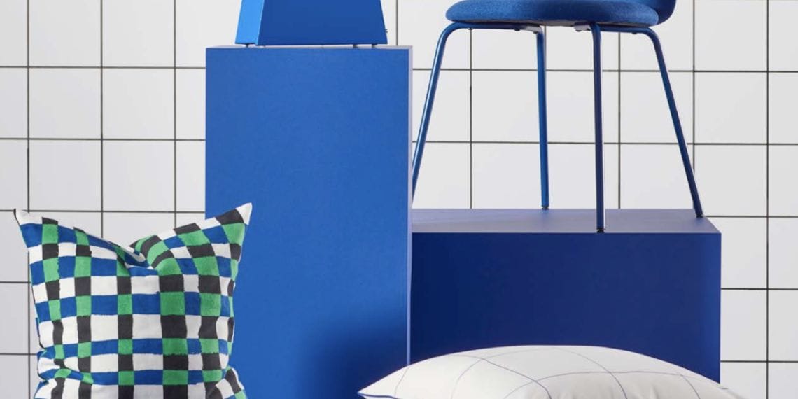 silla, reloj cojin azul klein ikea
