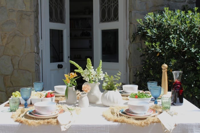 mesa decorada con la nueva colección primavera-verano Vivie