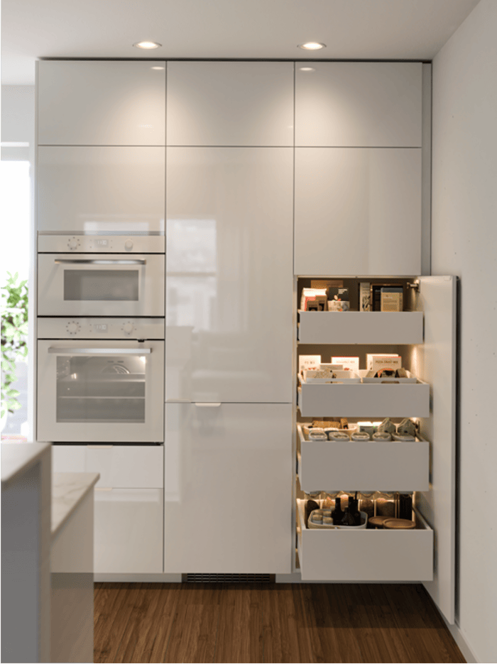 elementos de cocina organizado en cajones blancos