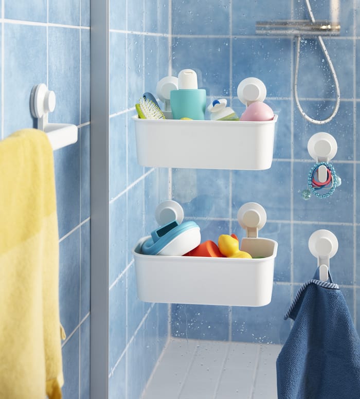 baño ordenado con IKEA bañera con bandejas organizacion