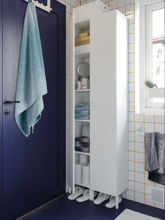 Puerta azul con colgador de Ikea con toalla celeste