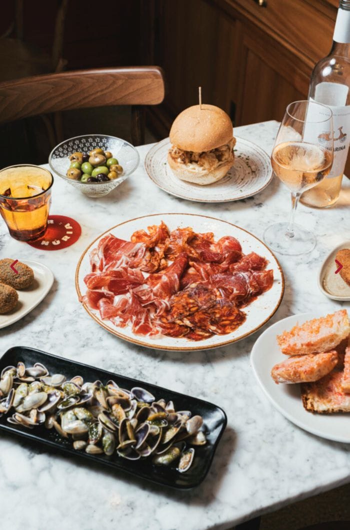 mesa lleno de platillos tradicionales del Bar Nuri