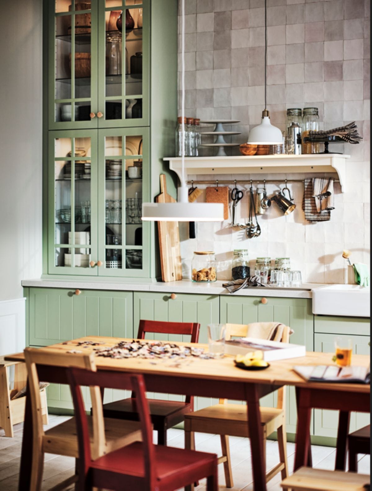 cocina con armario verde mesa de madera