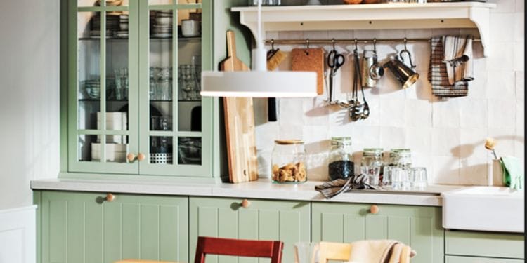 cocina con armario verde mesa de madera
