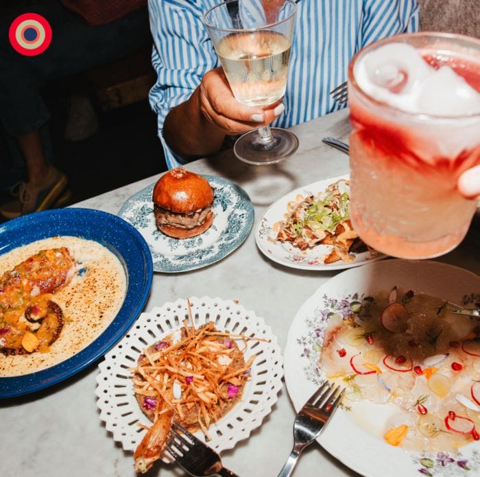 Mesa con platos del restaurante Alma Loca
