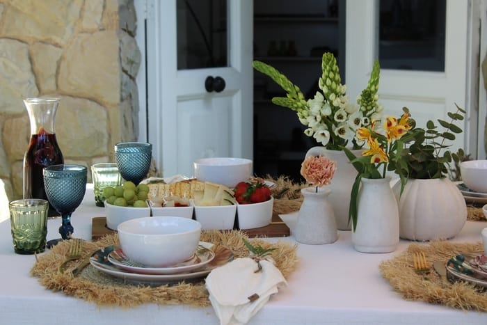 menaje en mesa decorada de Vivie