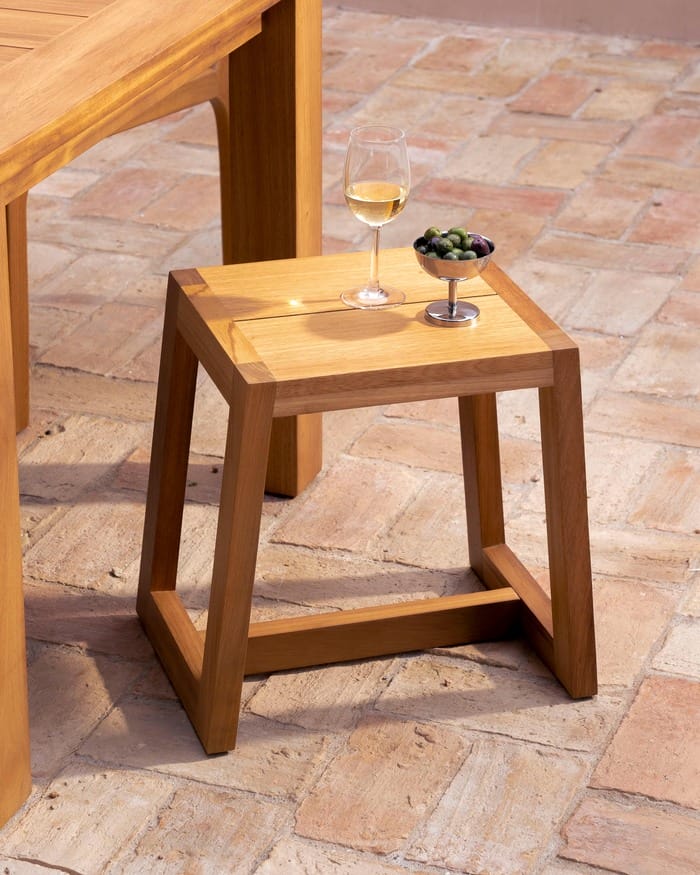 mesita con copas de vinos
