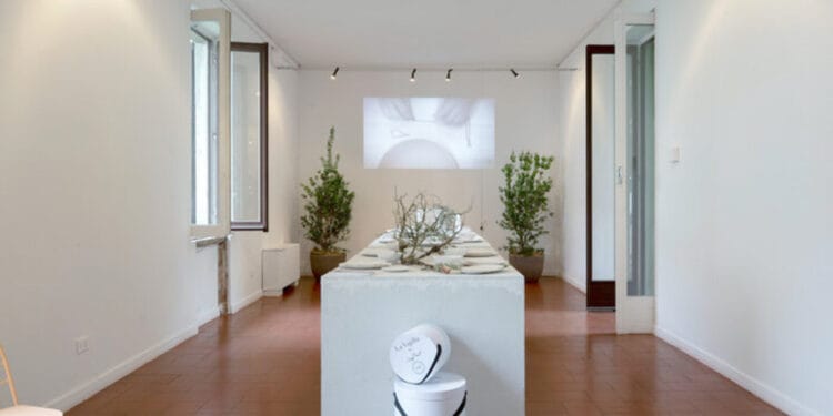 exposición de vajillas artesanales en Milan design week