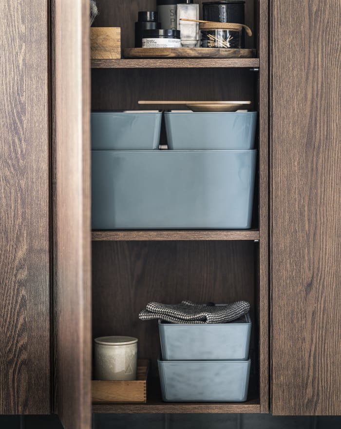 organizador azul en estante marrón de Ikea