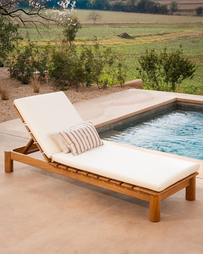 sofá de piscina de madera iroko