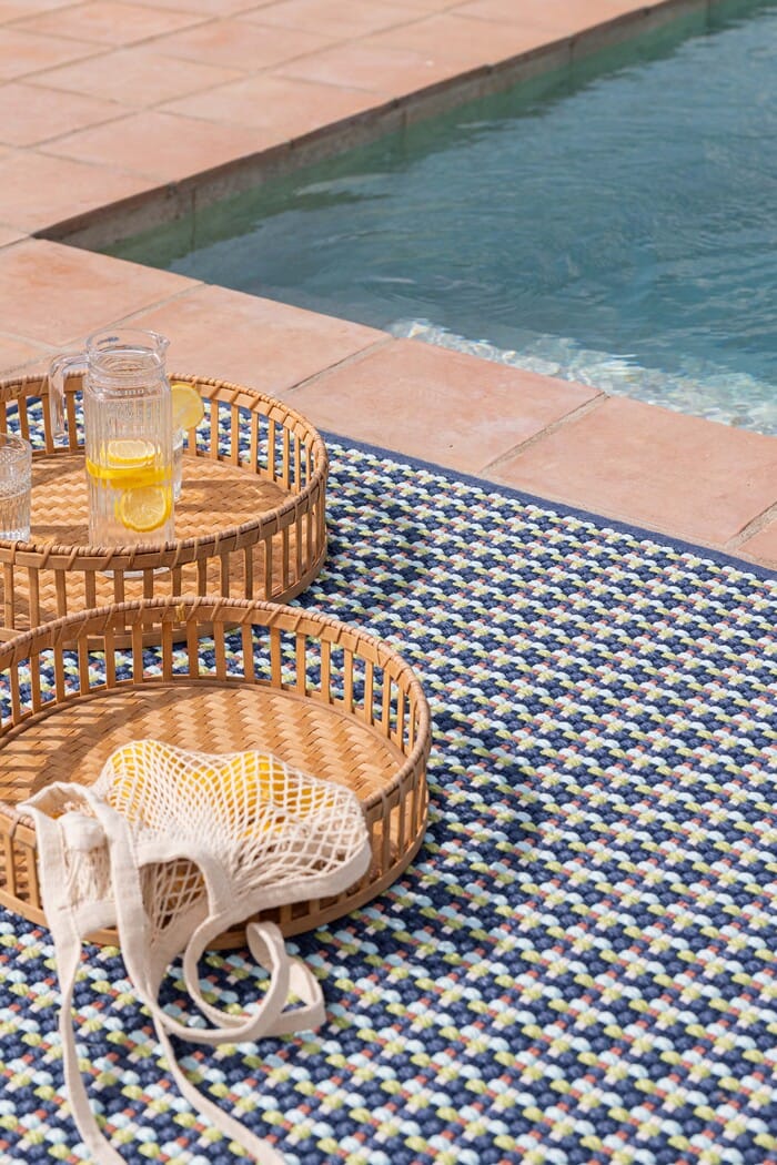 Strata diseño alfombra color azul para terraza piscina
