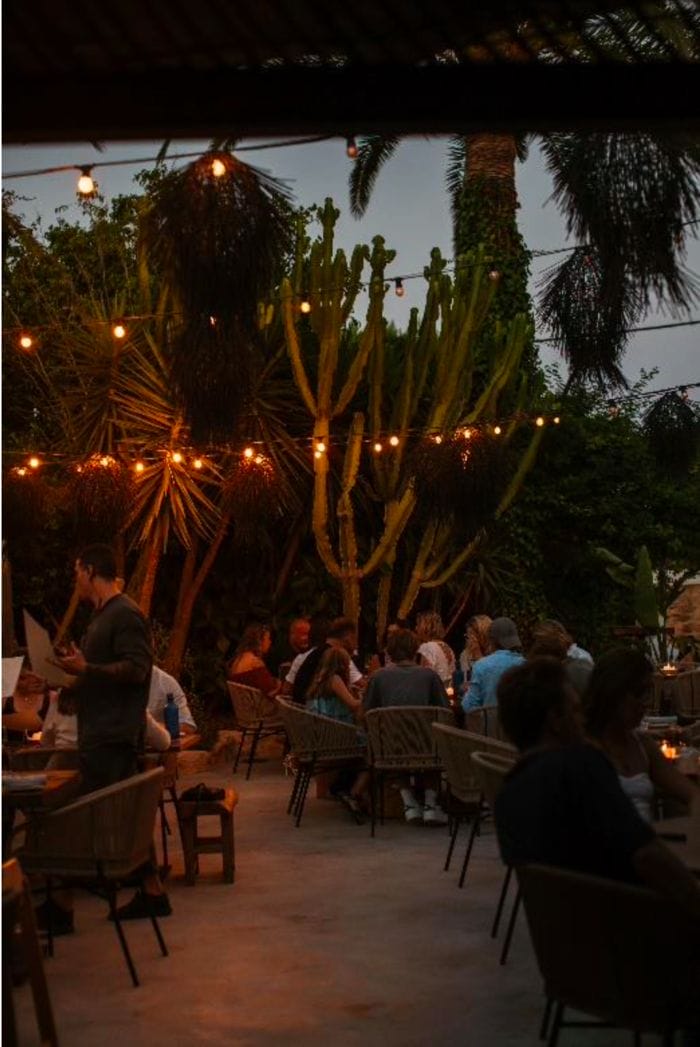 atardecer en la terraza del restaurante La Plaza en Ibiza
