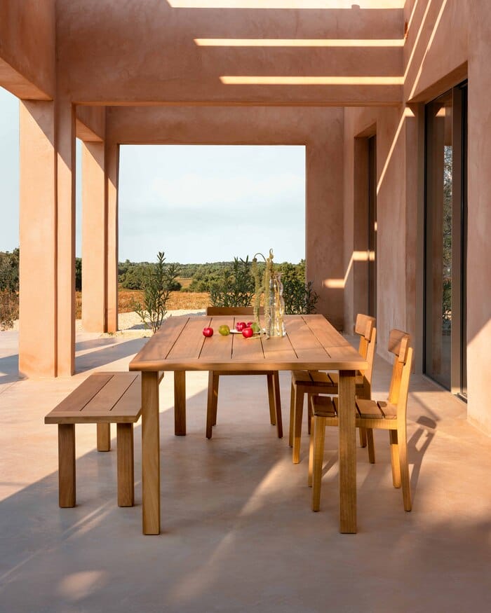 mesa y sillas de madera de iroko en terraza
