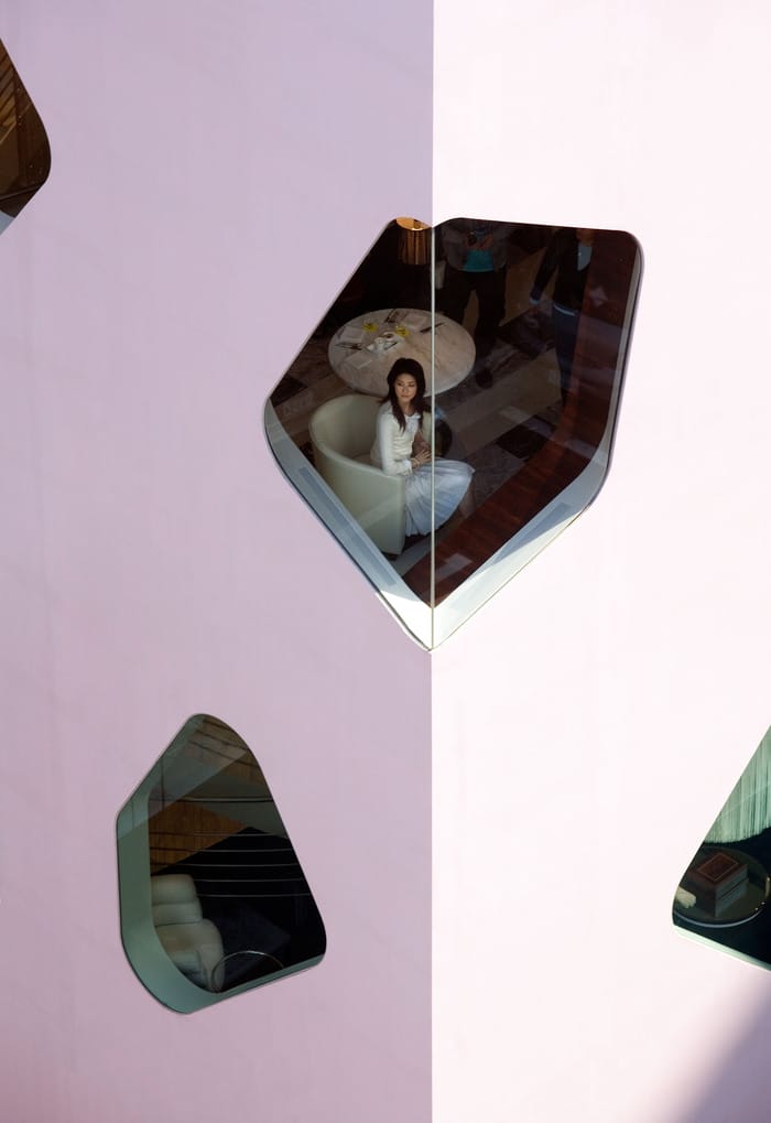 mujer desde su ventana de un edificio, fotografía hecho por Iwan Baan