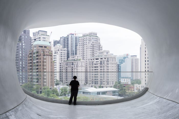 fotografía hecho por Iwan Baan de una persona observando la ciudad