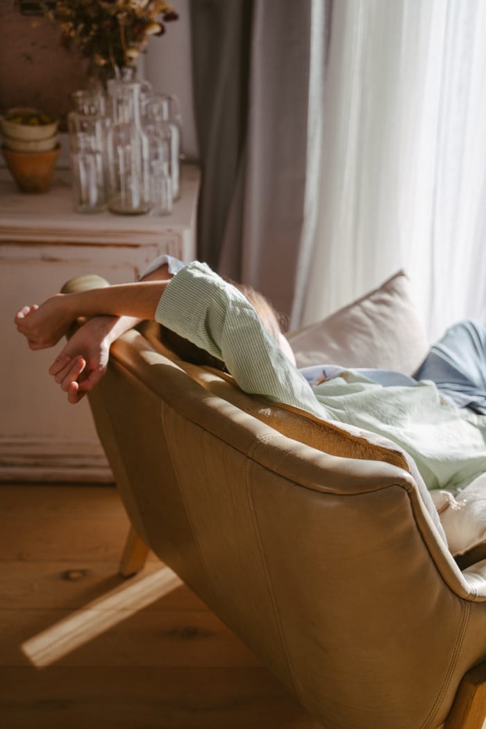 muebles duraderos de diseño descansado en el sofá