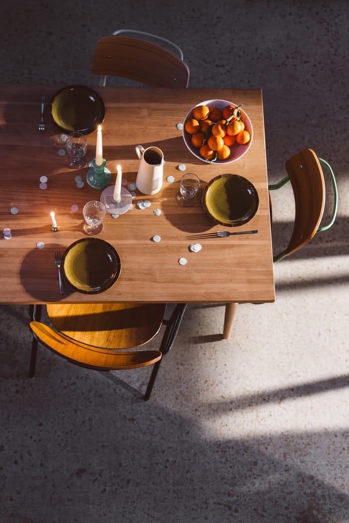 muebles duraderos de diseño con fruta y utensilios