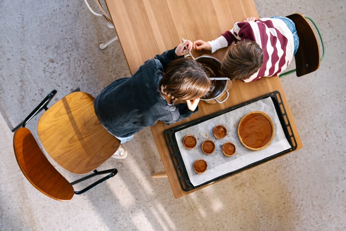 muebles duraderos de diseño niños probando el postre