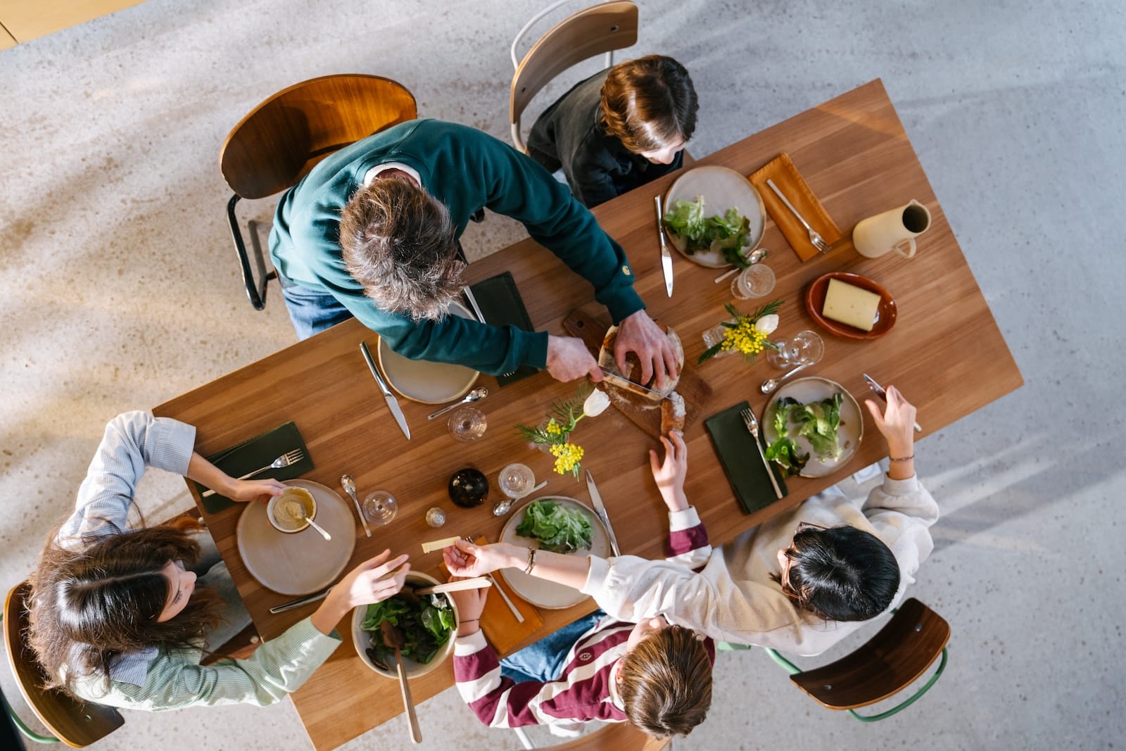 muebles duraderos de diseño familia comiendo
