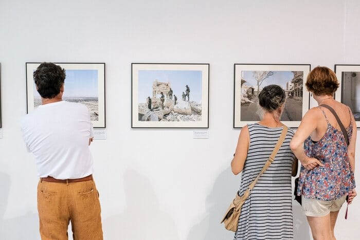 fotografías en galería observando por asistentes