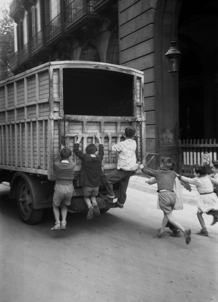 niños persiguiendo un camión fotografía