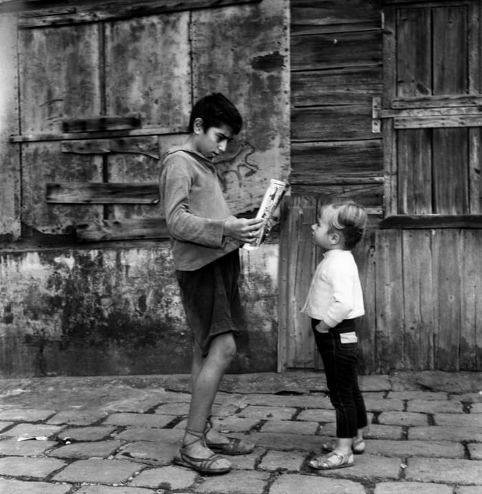 dos niños conversando