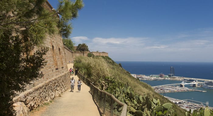 personas paseando por un sendero con vistas al mar