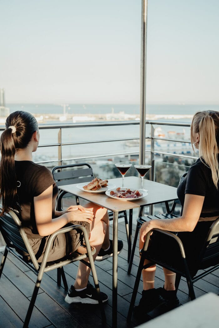 dos modelos viendo las vistas de Miramar plan de terraceo en barcelona