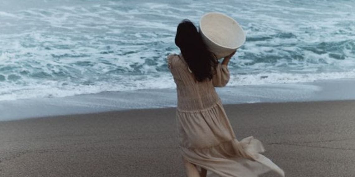 Mujer en el mar con mueble outdoor muestra terrasza