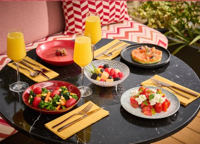 mesa con comida de la Terraza de Vivi