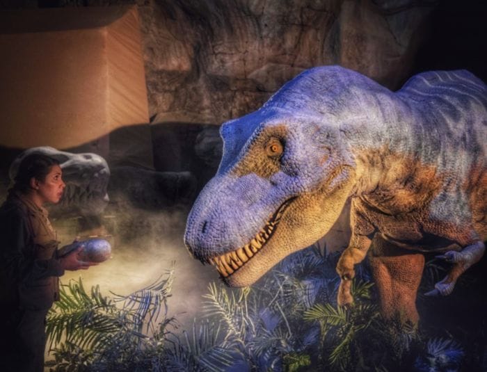 modelo y dinosaurio animatronic