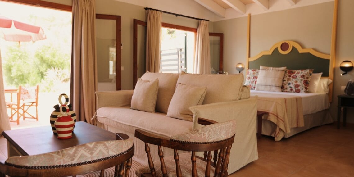 mobiliario en habitación de hotel