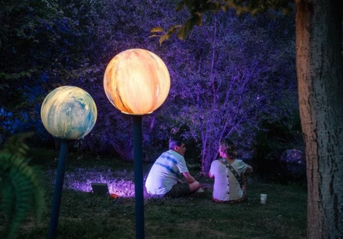 pareja conversando en el jardín Botánico de Madrid