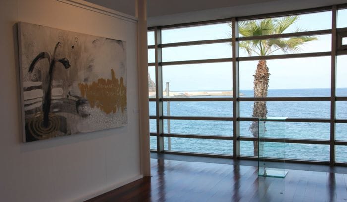 amplia ventana de la sala de exposiciones con vista al mar